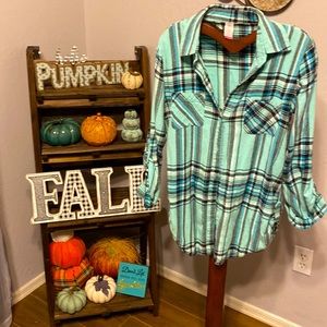 No boundaries 7-9 flannel shirt.